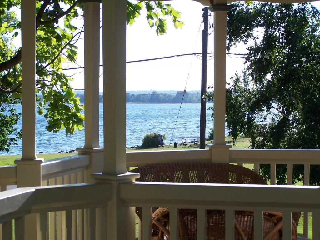 Creighton Manor Inn Bed & Breakfast Orillia Exterior foto
