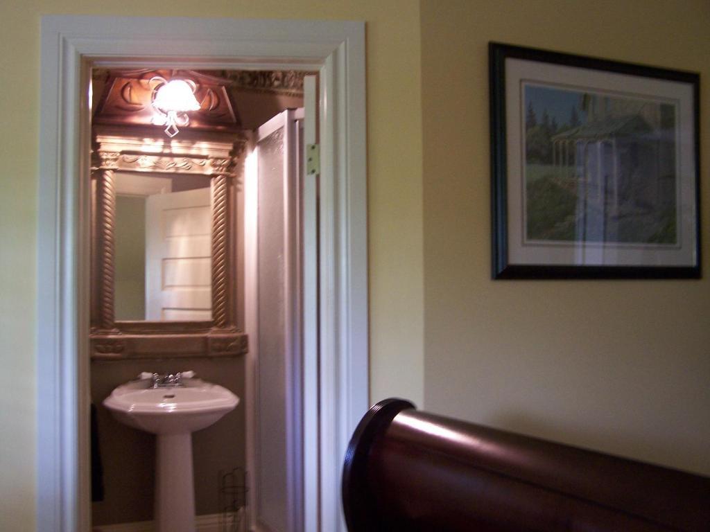 Creighton Manor Inn Bed & Breakfast Orillia Habitación foto